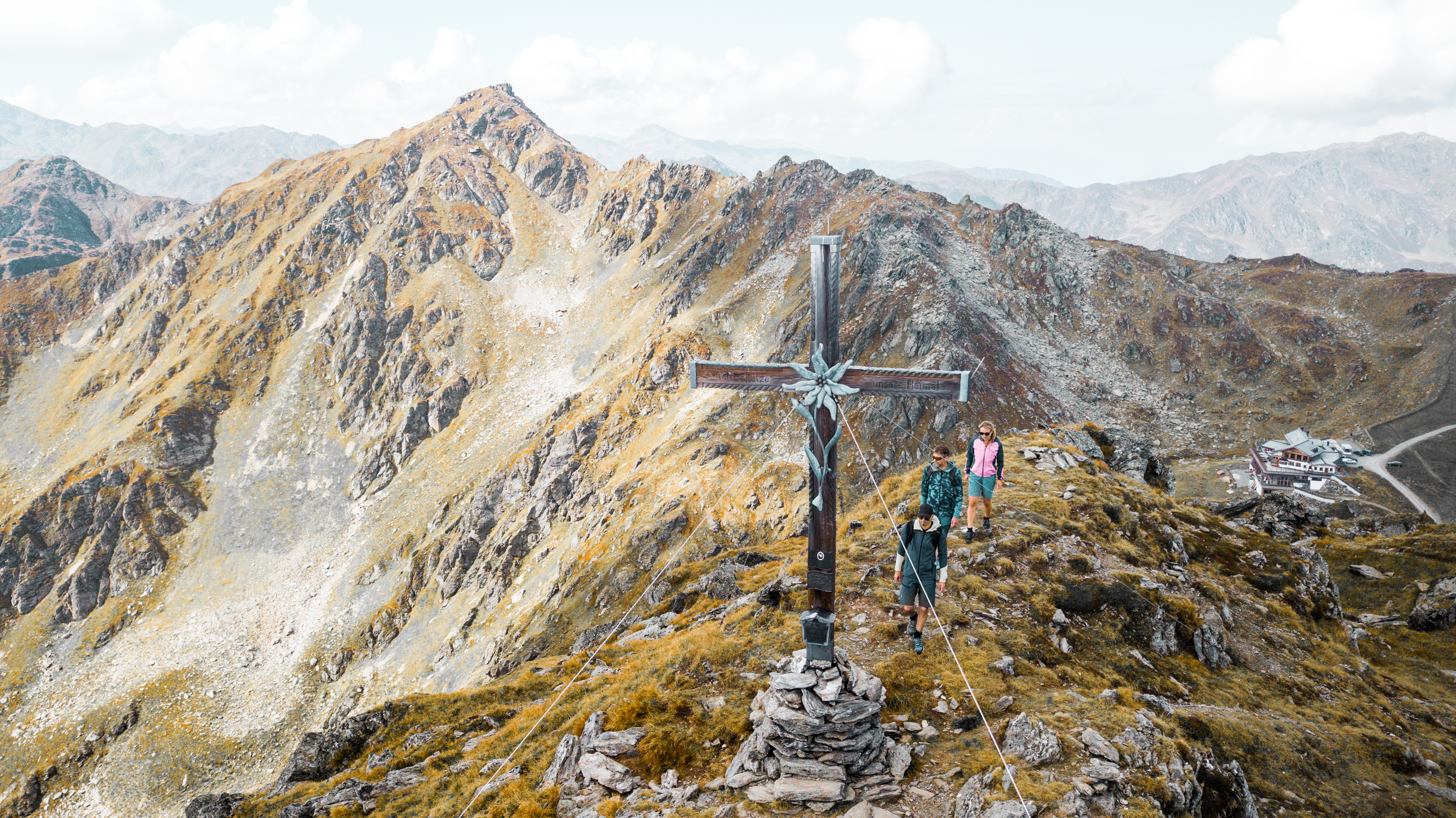 Wanderhotel - Gipfel Wimbachkopf im Wandergebiet Hochzillertal, Aschau, Kaltenbach, Zillertal; Hintergrund Gipfel Marchkopf - Wedelhütte Hochzillertal