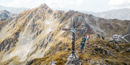 Wanderurlaub - Ausrüstungsverleih: Schneeschuhe - Tirol - Gipfel Wimbachkopf im Wandergebiet Hochzillertal, Aschau, Kaltenbach, Zillertal; Hintergrund Gipfel Marchkopf - Wedelhütte Hochzillertal