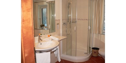Wanderurlaub - Familienwanderung - Nesselwängle - Badezimmer - Die Lilie - Hotel Garni
