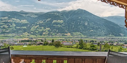 Wanderurlaub - Hüttenreservierung - Tiroler Unterland - Diesen Ausblick genießt Ihr von unserer Penthouse Suite WeitBlick. 100 m² mit 2 Schlafzimmern, 2 Badezimmern, voll ausgestatteter Küche & Wohnzimmer mit großem Panoramafenster - ApartHOTEL Asterhof und seine Ferienhäuser