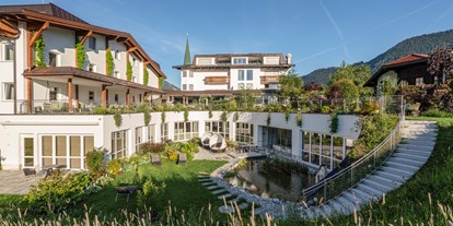 Wanderurlaub - Ladestation Elektroauto - Oberbayern - Aussenansicht mit Zaubergarten und Biotop - Juffing Hotel & Spa