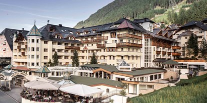 Wanderurlaub - Bettgrößen: Queen Size Bett - Tiroler Oberland - Hotel Post Ischgl - Logenplatz für Genießer - Hotel Post Ischgl