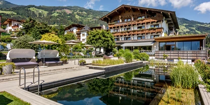Wanderurlaub - Pools: Schwimmteich - Hinterriß (Eben am Achensee) - Außenansicht Hotel - Gardenhotel Crystal