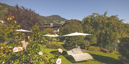 Wanderurlaub - persönliche Tourenberatung - Alpbach - Blumenliegewiese im Garten - Gardenhotel Crystal
