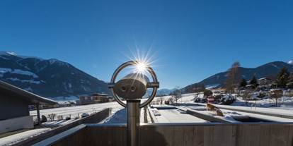 Wanderurlaub - Winterwanderung - Fügen - Fernrohr auf der Terrasse - Gardenhotel Crystal