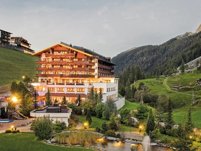 Wanderurlaub - Wäschetrockner - Brandberg - Außenansicht des Hotels  - Hotel Alpenhof