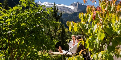 Wanderurlaub - Unterkunftsart: Hotel - PLZ 6272 (Österreich) - 1.000 m² Alpengarten zum Erholen und Relaxen - Hotel Alpenhof