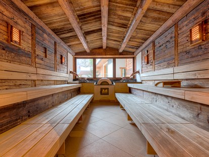 Wanderurlaub - Bettgrößen: King Size Bett - Mils - Wilderer Sauna im VITALIS SPA vom Hotel Alpenhof - Hotel Alpenhof