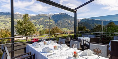 Wanderurlaub - geführte Touren - Finkenberg - Nach einer Wanderung den Tag auf der Sonnenterrasse ausklingen lassen - Wohlfühlhotel Schiestl
