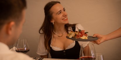 Wanderurlaub - geführte Touren - Mils - Romantisches Candle Light Dinner im Weinkeller für ganz besondere Anlässe - Wohlfühlhotel Schiestl