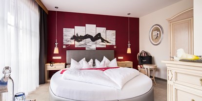 Wanderurlaub - Bettgrößen: King Size Bett - Pettneu am Arlberg - Paradies-Suite Type A (Nr. 306) - mein romantisches Hotel-Garni Toalstock