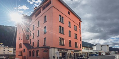 Wanderurlaub - vegetarisches Essen - Graubünden - Aussenansicht Sommer - Hotel Ochsen
