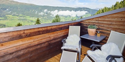 Wanderurlaub - Ausrüstungsverleih: Teleskopstöcke - Tiroler Oberland - Appartement Balkon - Wellness Aparthotel Panorama Alpin