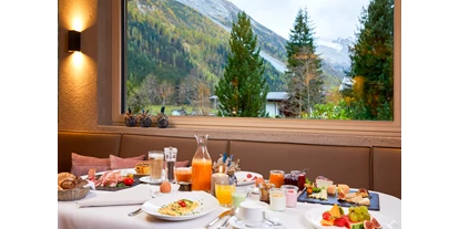 Wanderurlaub - Ausrüstungsverleih: Teleskopstöcke - Innerschmirn - Wanderfrühstück mit Gletscherblick - ADLER INN Tyrol Mountain Resort SUPERIOR