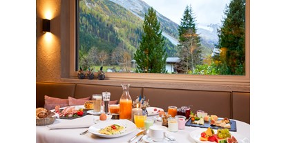 Wanderurlaub - Bettgrößen: King Size Bett - Gerlos - Wanderfrühstück mit Gletscherblick - ADLER INN Tyrol Mountain Resort SUPERIOR