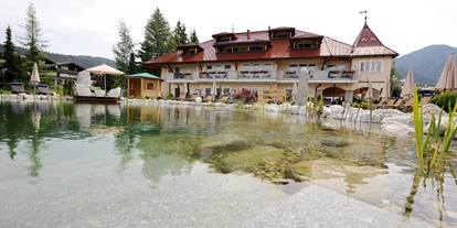 Wanderurlaub - Umgebungsschwerpunkt: See - Völs - Hotelansicht mit Badeteich - Wellnesshotel Schönruh - Adults Only