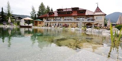 Wanderurlaub - Parkplatz: gebührenpflichtig beim Hotel - Fulpmes - Hotelansicht mit Badeteich - Wellnesshotel Schönruh - Adults Only