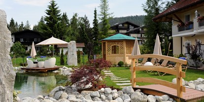 Wanderurlaub - Pools: Außenpool beheizt - Kematen in Tirol - Garten mit Liegen - Wellnesshotel Schönruh - Adults Only