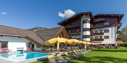 Wanderurlaub - Touren: Mehrtagestour - Hinterriß (Eben am Achensee) - Aussenbereich mit Pool und Liegewiese - Hotel Karlwirt - Alpine Wellness am Achensee