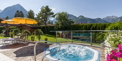 Wanderurlaub - Pools: Außenpool beheizt - Thierbach - Hot Whirlpool 36°C - Hotel Karlwirt - Alpine Wellness am Achensee