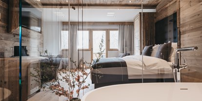 Wanderurlaub - Hotel-Schwerpunkt: Wandern mit Kindern - Fügen - VAYA Zillertal Gran Deluxe Zimmer Badezimmer - VAYA Zillertal