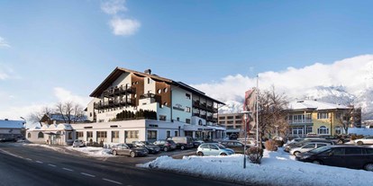 Wanderurlaub - Ausrüstungsverleih: Wanderschuhe - Vals (Vals) - Hotelansicht im Winter - 4**** DER RESCHENHOF