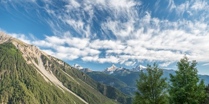 Wanderurlaub - Winterwanderung - Graubünden - Der Ausblick von Terrasse/Balkon auf Parc Ela - Tinzenhorn und Piz Mitgel - Aparthotel Muchetta