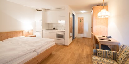 Wanderurlaub - Bettgrößen: King Size Bett - Zuoz - Einzimmer-Apartment Standard - Aparthotel Muchetta