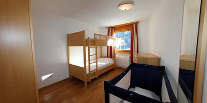 Wanderurlaub - persönliche Tourenberatung - Clugin - Zweizimmer-Apartment - Schlafzimmer mit Kajütenbett - Aparthotel Muchetta