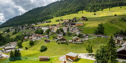 Wanderurlaub - Parkplatz: gebührenpflichtig beim Hotel - St. Moritz - Bergdorf Davos Wiesen - Aparthotel Muchetta