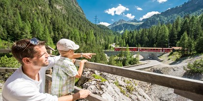 Wanderurlaub - Ausrüstungsverleih: Kindertrage - St. Moritz - Rhätische Bahn / UNESCO Weltkulturerbe - Aparthotel Muchetta