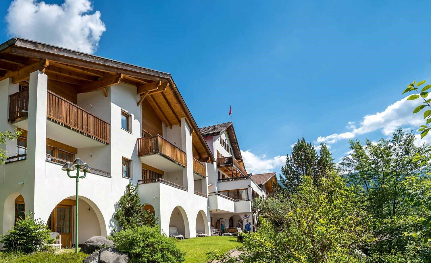 Wanderhotel - Aparthotel Muchetta - Davos Wiesen - Aussenansicht Haus Sommer - Aparthotel Muchetta