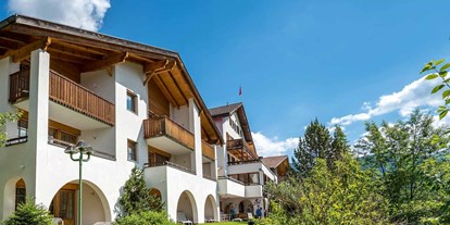 Wanderurlaub - Schuhputzmöglichkeit - St. Moritz - Aparthotel Muchetta - Davos Wiesen - Aussenansicht Haus Sommer - Aparthotel Muchetta