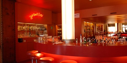 Wanderurlaub - Dampfbad - Graubünden - Unsere Rote Bar - Hotel Castell