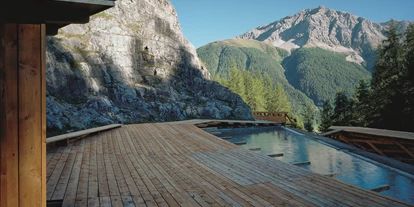 Wanderurlaub - Touren: Trailrunning - Graubünden - Ein Blick bei der Felsensauna - Hotel Castell