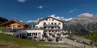 Wanderurlaub - Unterkunftsart: Hotel - Fürstenaubruck - Unsere Sonnenterrasse mit dem Bergpanorama im Berghotel Tgantieni - Berghotel Tgantieni