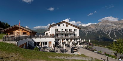 Wanderurlaub - Wäschetrockner - Stugl/Stuls - Unsere Sonnenterrasse mit dem Bergpanorama im Berghotel Tgantieni - Berghotel Tgantieni