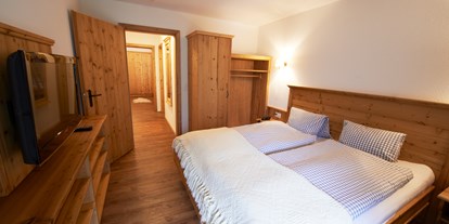 Wanderurlaub - Bettgrößen: Doppelbett - Walliser Alpen - Panorama Suite - Schlafzimmer - Hotel Bristol*** Saas-Fee