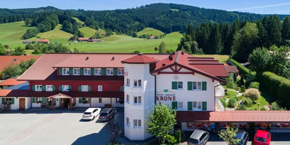 Wanderurlaub - barrierefrei - Ofterschwang - Naturhotel Krone mit Höhenzug Kugel und Eistobel in Maierhöfen Westallgäu Bayern - Natur-Landhaus Krone, Bio-Hotel & Soulfood-Restaurant