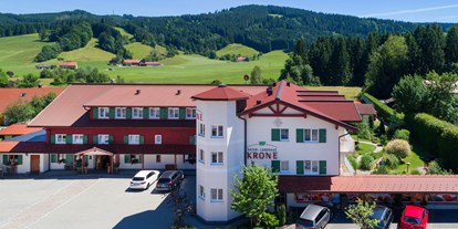 Wanderurlaub - Schuhputzmöglichkeit - Region Schwaben - Naturhotel Krone mit Höhenzug Kugel und Eistobel in Maierhöfen Westallgäu Bayern - Natur-Landhaus Krone, Bio-Hotel & Soulfood-Restaurant