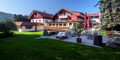 Wanderurlaub - Umgebungsschwerpunkt: am Land - Maierhöfen (Landkreis Lindau) - Biergarten und Gartenterrasse mitten im Grün - Natur-Landhaus Krone, Bio-Hotel & Soulfood-Restaurant