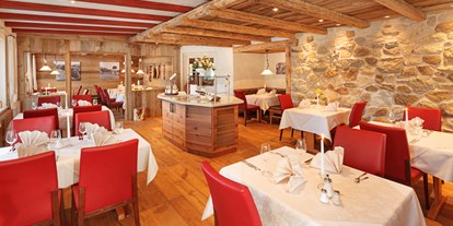 Wanderurlaub - persönliche Tourenberatung - Bayern - Alpines Restaurant mit Bufett und echtem Altholz, Steinwand und heimeligen Ecken - Natur-Landhaus Krone, Bio-Hotel & Soulfood-Restaurant