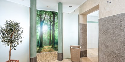 Wanderurlaub - Fahrstuhl - Allgäu / Bayerisch Schwaben - Duschen beim Pool - Vitalhotel Interest 