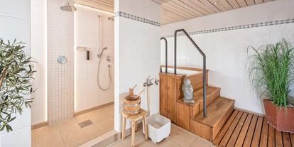 Wanderurlaub - geführte Wanderungen - Duschen und Tauchbecken bei der Sauna  - Vitalhotel Interest 