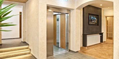 Wanderurlaub - kostenlose Wanderkarten - Ofterschwang - Eingangsbereich mit modernem Aufzug - Vitalhotel Interest 