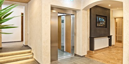 Wanderurlaub - Schuhputzmöglichkeit - Region Schwaben - Eingangsbereich mit modernem Aufzug - Vitalhotel Interest 
