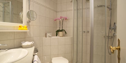 Wanderurlaub - Maierhöfen (Landkreis Lindau) - Badezimmer mit Dusche und WC im Doppelzimmer - Vitalhotel Interest 