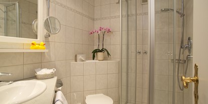 Wanderurlaub - Schuhputzmöglichkeit - Region Schwaben - Badezimmer mit Dusche und WC im Doppelzimmer - Vitalhotel Interest 