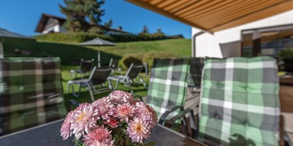 Wanderurlaub - Umgebungsschwerpunkt: am Land - Maierhöfen (Landkreis Lindau) - Die Terrasse ladet Sie zum Sonnenbaden, zum Kaffeetrinken und zum Seele baumeln lassen ein. - Vitalhotel Interest 
