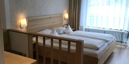 Wanderurlaub - Hotelbar - Ofterschwang - Eines der sechs Allergiker Doppelzimmer
mit hellen Holzmöbel - Vitalhotel Interest 
